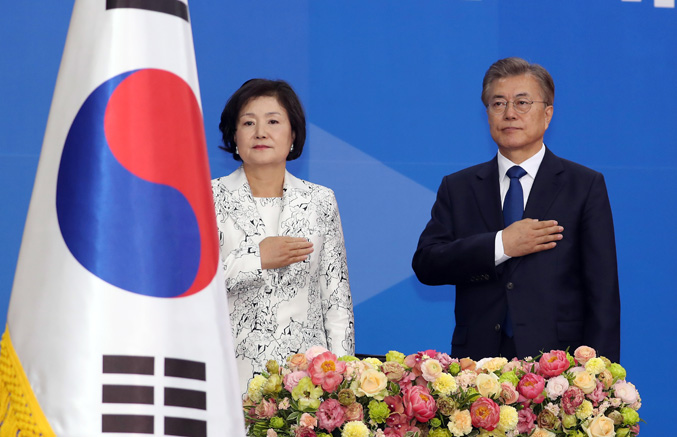 President Moon Jae-in (R) and first lady Kim Jung-sook pledging allegiance to the national flag during his inauguration ceremony at the National Assembly in Seoul. (image: Yonhap)