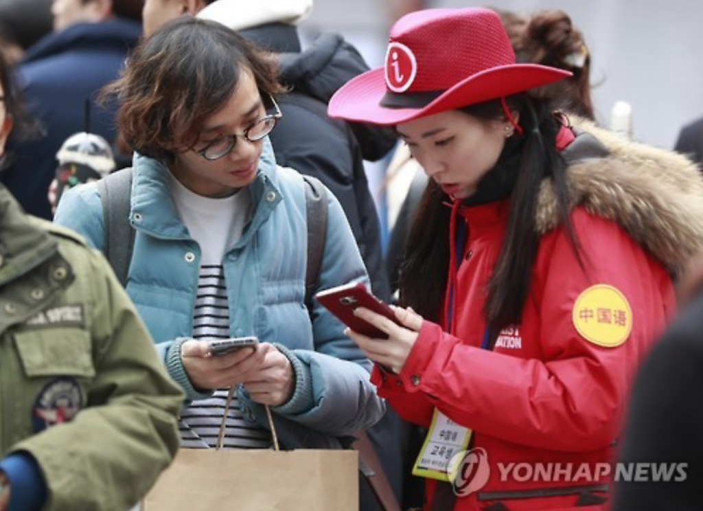 Last month’s survey by the Korea Association of Travel Agents revealed that 25 percent of Seoul’s Chinese language interpreters have changed jobs as a direct result of the plummeting number of Chinese tourists. (image: Yonhap)