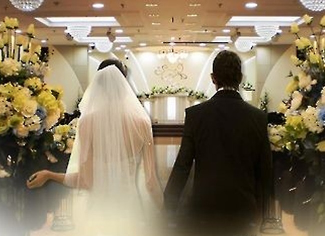 According to the survey by local matchmaking firm Duo, 96 percent of men and women answered positively when asked about their perception of people getting remarried after separating from their spouse. The survey was conducted this month based on 249 people. (Image: Yonhap)