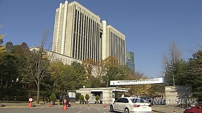 The Seoul Central District Court ordered a private foreign language institute in Seoul to pay a total of about 180 million won (US$160,000) in severance and annual vacation allowance to five native-speaking instructors, including an American identified only as N. (Image: Yonhap)