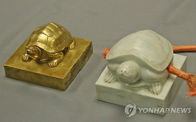 The CHA said that it will soon recover the Royal Seal of Queen Munjeong and the Royal Seal of King Hyeonjong as it completed the confiscation process in cooperation with the U.S. Immigration and Customs Enforcement (ICE), and will put them on public display at the National Palace Museum of Korea in central Seoul in August. (Image: Yonhap)