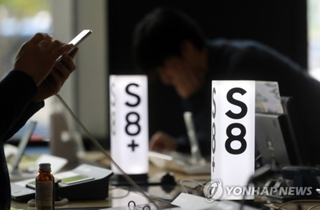 The company's new flagship went on sale on April 21 following the halt of the production and recall of the ill-fated Galaxy Note 7 phablet due to some units catching fire while being recharged. The company admitted that faulty batteries were behind the problem. (Image: Yonhap)