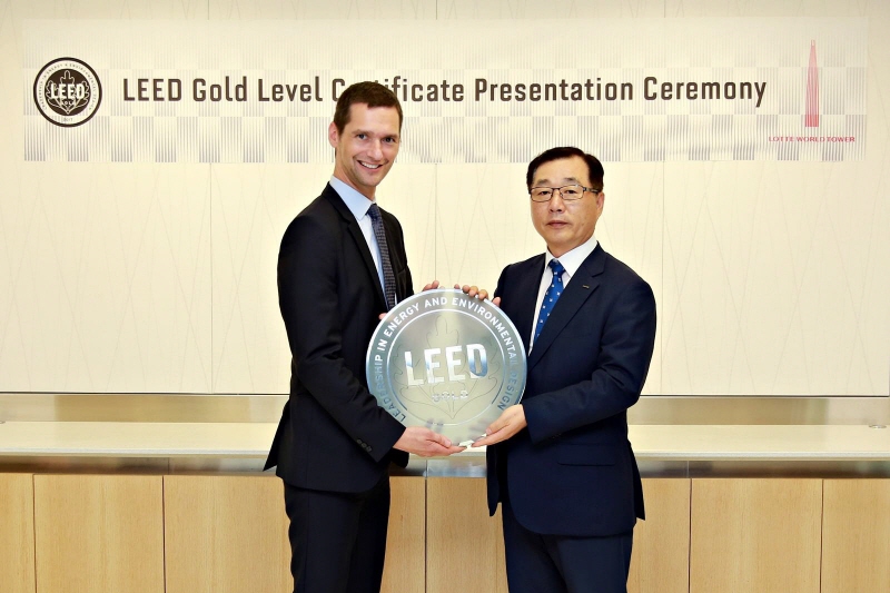 Lotte Corp. CEO Park Hyun-chul (R) posing for a photo with Peter Templeton, senior vice president of the U.S. Green Building Council, at its office in New York on June 20, 2017. (image: Lotte Corp.)