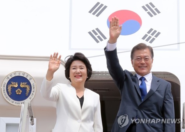 President Moon Jae-in and first lady Kim Jung-sook wave before departing for the United States at Seoul Air Base in Seongnam, south of Seoul, on June 28, 2017. (Image: Yonhap) 