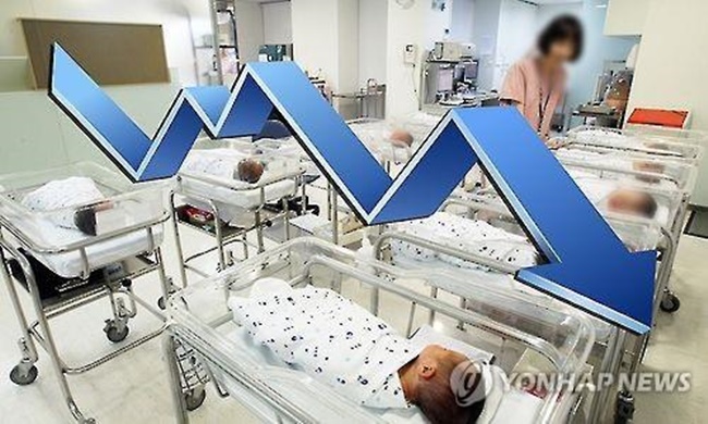 About 30,400 babies were born in April, down 13.6 percent, or 4,800, from 35,200 tallied a year earlier, according to the data from Statistics Korea. (Image: Yonhap)