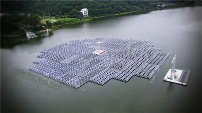 This provided photo shows a rotating solar power station that Solkiss, a solar power generation company, installed on a reservoir in the city of Anseong, south of Seoul, 2014. (Image: Yonhap)