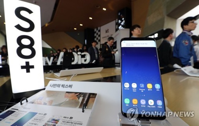 Stock prices of Samsung Electronics, SK hynix, and other electronics and semiconductor manufacturers rose 37.32 percent as of Tuesday from the beginning of this year, more than double the increase rate of 18.05 percent for the benchmark Korea Composite Stock Price Index (KOSPI), according to data by Korea Exchange. (mage: Yonhap)