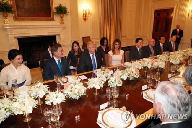 South Korean President Moon Jae-in (second from L) and his wife, Kim Jung-sook (L), attend a dinner hosted by U.S. President Donald Trump (third from L) and his wife, Melania (fourth from L) at the White House on June 29, 2017. (Image: Yonhap)