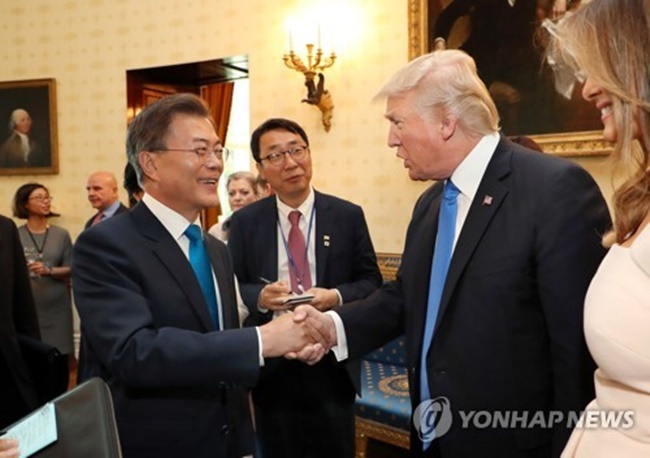 South Korean President Moon Jae-in (L) shakes hands with U.S. President Donald Trump before the start of a dinner hosted by the U.S. president and his wife, Melania (R) at the White House on June 29, 2017. (Image: Yonhap)