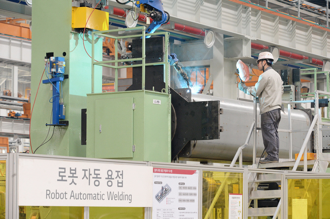 A worker stands in LG Electronics's production facility of chillers, located in Pyeongtaek. (image: LG Electronics)
