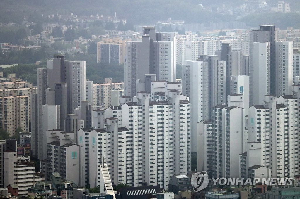 Almost half of Seoulites in their 30s live in rented housing, leaving them with the heaviest rent burden among all age groups in the city. (Image: Yonhap)