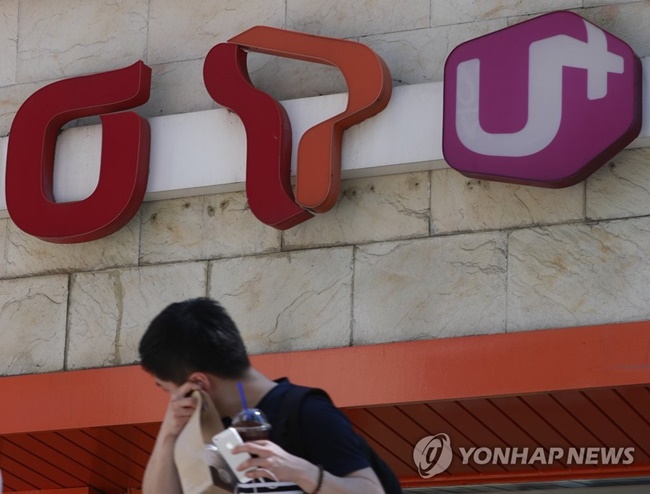 In recent weeks, the Moon administration, emboldened by overwhelming public support, has continued to pressure mobile providers to slash phone bills, targeting arbitrary ‘basic phone charges’ that have been widely criticized. (Image: Yonhap)