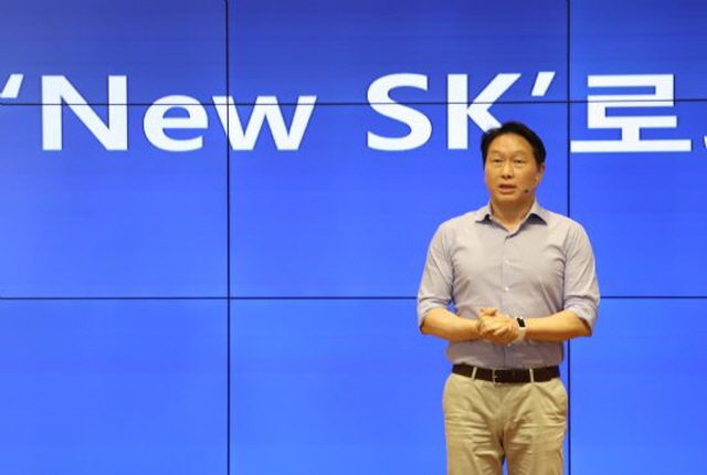 SK Group Chairman Chey Tae-won delivering a speech during a management meeting in Icheon. (image: SK Group)