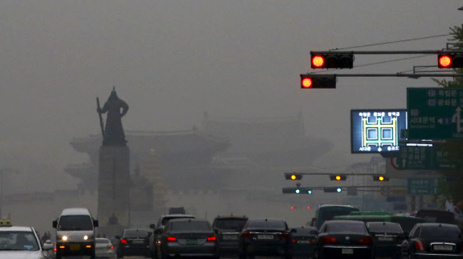 South Korea has been grappling with worsening air quality every year, as clouds of fine dust particles, believed to mainly come from the western deserts of China and domestic smog, cover the sky with a yellow haze. (image: Yonhap)