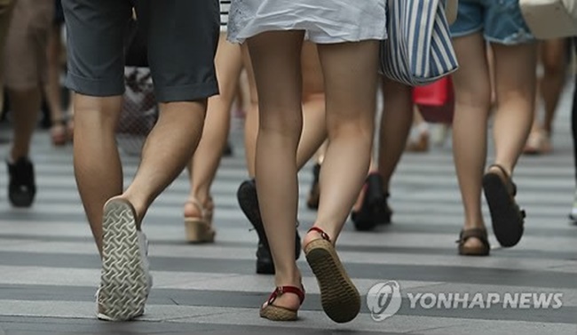 Stories like one from last Tuesday, in which a student at Myongji College uploaded a picture of CCTV footage depicting an individual suspected of voyeurism on Facebook, while urging those who recognized the person to report them, explain the frustration and worries being heard on university campuses. (Image: Yonhap)