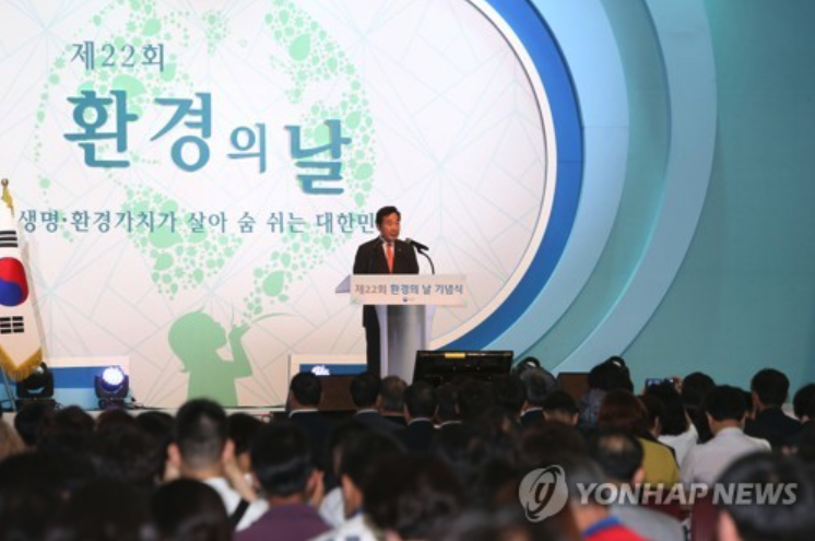 Prime Minister Lee Nak-yon speaks during a ceremony marking Environment Day at KINTEX, Goyang, west of Seoul, on June 5, 2017. (image: Yonhap)