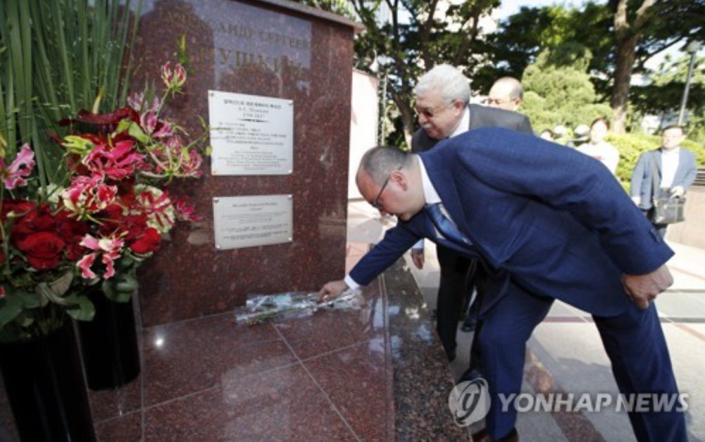 Sergey Mikhaylov, president of Russia's state-run news agency Tass, visited the monument on June 5, 2017. (image: Yonhap)
