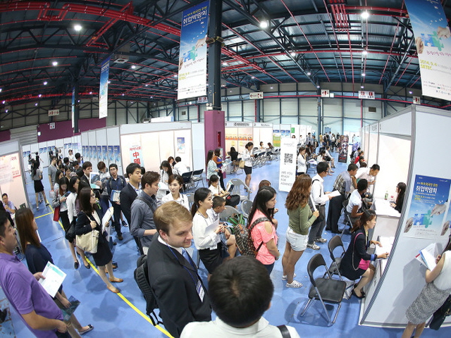 Job-seeking foreigners attending a recruitment exposition in Seoul. (image: Seoul Metropolitan Government)