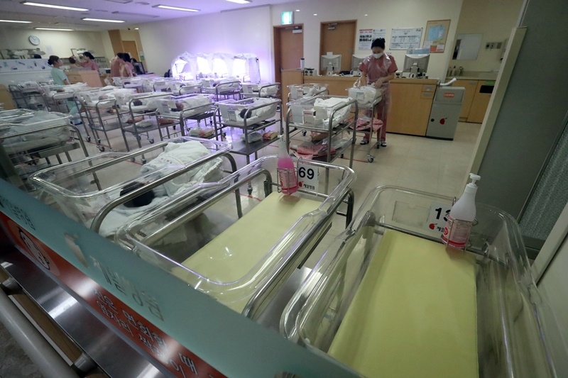According to the latest edition of the Health and Social Welfare Review released by the Korea Institute for Health and Social Affairs (KIHASA) on Monday, married couples living in the same metropolitan area as the wife’s parents give birth to their first child nearly 20 percent earlier than those who live in different cities. (Image: Yonhap)