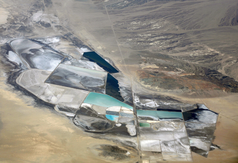The Chemetall Foote Lithium Operation in Clayton Valley, a dry lake bed in Esmeralda County, Nevada. (image: Public Domain)
