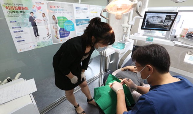 Shocking figures from a new report have warned of a wide discrepancy in prices for dental procedures in South Korea, as an increasing number of patients are being reported to have been hit with unnecessarily expensive bills, up to five times higher in some cases, for the exact same type of treatment. (Image: Yonhap)