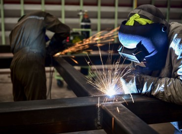 Shipbuilding, Automobile Industries Face Labor Disputes Amidst Economic Gloom