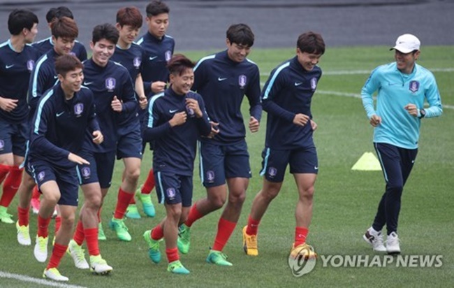 In this file photo taken on May 24, 2017, South Korean football coach Shin Tae-yong (R) runs with the under-20 players during their training in Jeonju, North Jeolla Province. (Image: Yonhap)