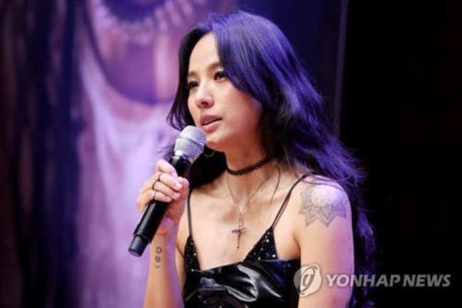 Singer Lee Hyo-ri speaks to reporters at a concert hall in Konkuk University in Seoul on July 4, 2017, to promote her sixth full-length album "Black." (Image: Yonhap)