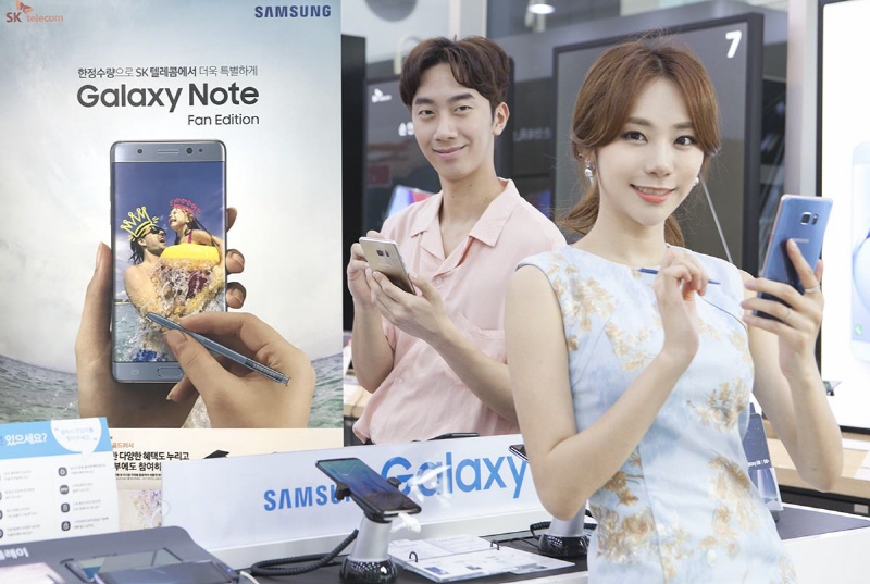 Models pose for a photo with the Galaxy Note FE on July 6, 2017. (image: SK Telecom)