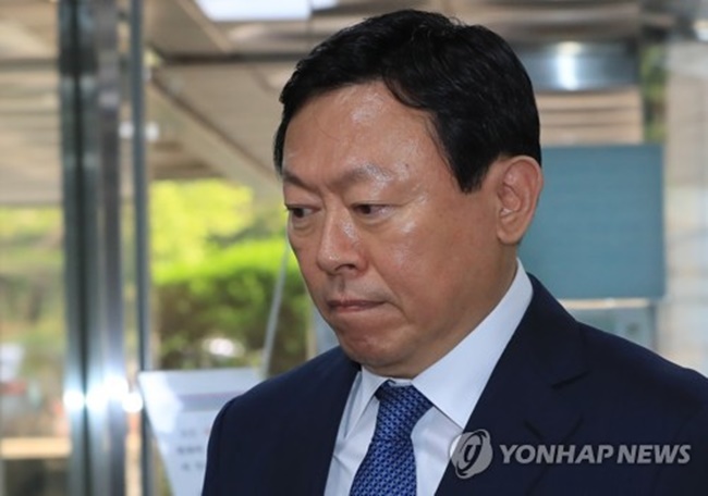 Lotte Group Chairman Shin Dong-bin arrives at the Seoul Central District Court in the capital on July 6, 2017, to stand trial over allegations of bribery involving former President Park Geun-hye and her friend. (Image: Yonhap)