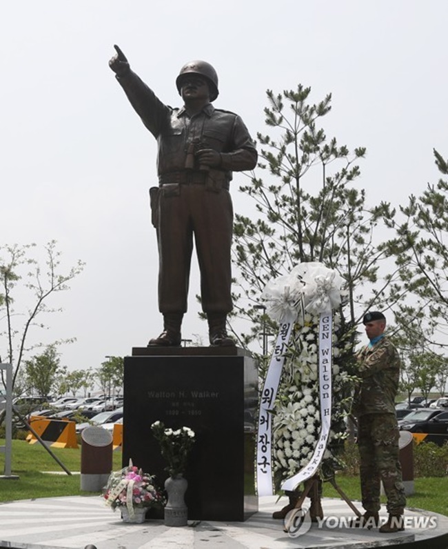 The U.S. Eighth Army unveils a statue of Gen. Walton H. Walker in front of its new Camp Humphreys headquarters in Pyeongtaek, Gyeonggi Province, on July 11, 2017. (Image: Yonhap)