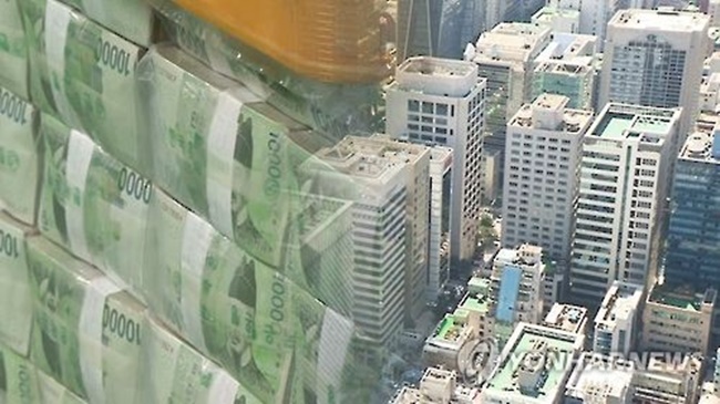 Seventy-two companies were analyzed by the Korea Exchange after 28 of the top 100 market cap firms were excluded because their assets could not be measured on an annual basis. The results showed that the firms held an aggregate 115.7 trillion won in cash or assets readily convertible to cash. (Image: Yonhap)