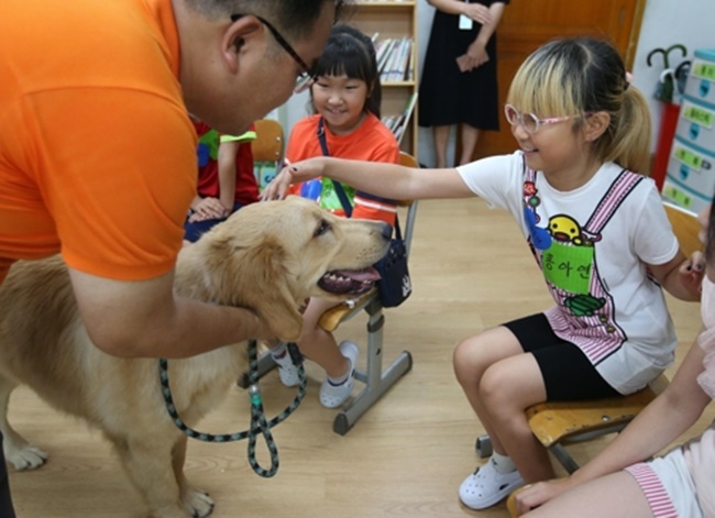 Gyeonggi School Teaches Value of Life to Children Through Dogs