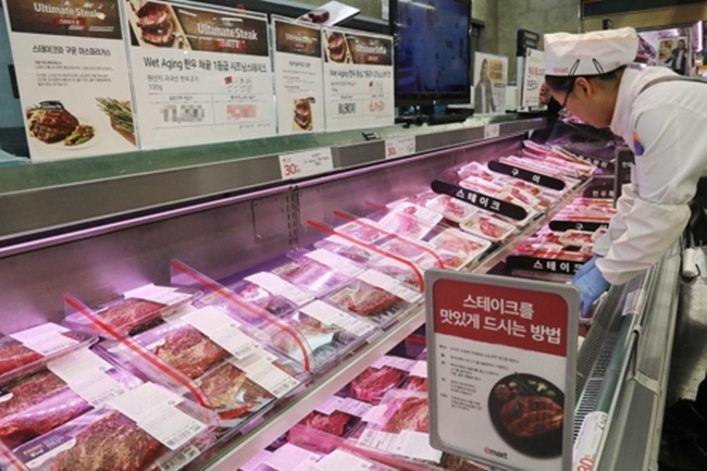 As South Korea’s economic slump continues to take its toll on consumers, and with the price of seafood on a steady rise, off-cuts of seafood that have been widely ignored by the public such as salmon head and squid mouth are becoming increasingly popular. (Image: E-Mart)