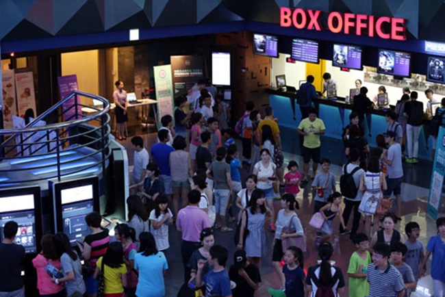 According to the report on the South Korean movie industry released by the Korean Film Council (KOFIC) on Wednesday, the number of moviegoers who watched IMAX, 3D or 4D films during the first six months in 2017 was estimated at 1.88 million, down 28 percent compared to the same time last year. (Image: Yonhap)