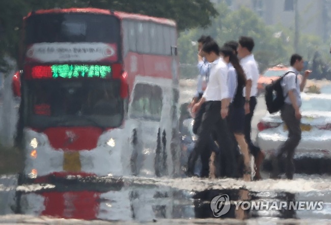 As the temperature inside a vehicle can rise as high as 85 degrees Celsius even when it’s only 30 degrees outside, children and elderly people are urged to use extra caution during the summer. (Image: Yonhap)