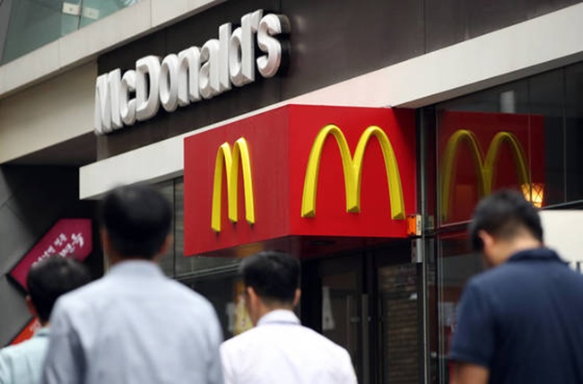 A controversy surrounding an allegedly undercooked patty used in a Happy Meal burger that gave a four-year-old girl acute kidney damage gives a glimpse into what lies behind the friendly façade presented by fast food giants. (Image: Yonhap)