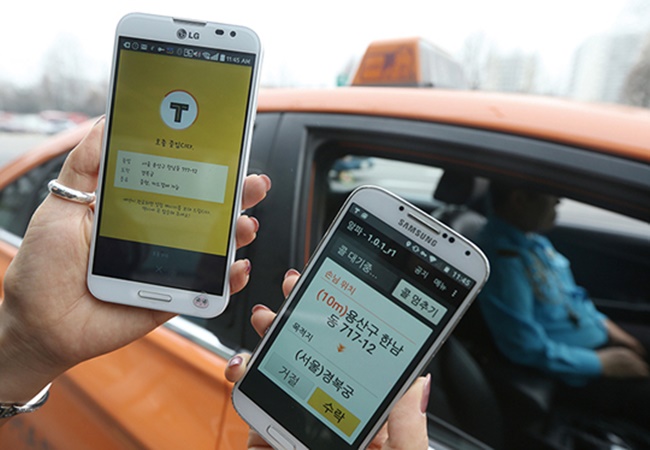 Despite the findings from a recent survey of KakaoTaxi users that indicated customers were willing to spend an additional 2,478 won, the company estimates more than 50 percent use the app for short trips, generating minimal revenue, which the company wishes to increase through in-app advertising. (Image: Yonhap)