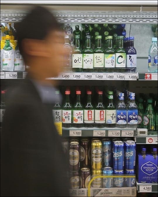 South Korean breweries have been on a roll as of late, surpassing sales of imported beers after steady growth over the past three months, according to one of the biggest supermarket chains in the country. (Image: Yonhap)