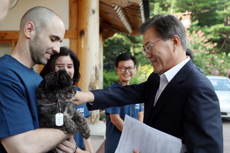 This July 26, 2017, file photo shows South Korean President Moon Jae-in (R) welcoming a shelter dog named Tori at the presidential office Cheong Wa Dae in Seoul. (Yonhap)