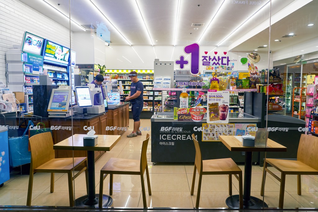 Despite stiff competition and declining profits, more and more convenience stores in South Korea are opening, with the number of convenience stores per head surpassing that of Japan, a country thought to be the Asian capital of the industry. (Image: Kobiz Media)