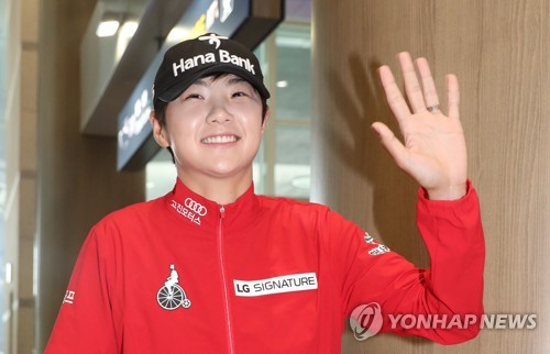 South Korean LPGA golfer Park Sung-hyun waves to her fans gathered at Incheon International Airport on Aug. 8, 2017. (image: Yonhap)