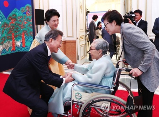 "Each and every person here deserves respect and gratitude. Thanks to your sacrifice, we are able to speak and write in our own language, enjoy our culture and live our precious daily lives," the president said in a meeting with some 250 national heroes and their families. (Image: Yonhap)