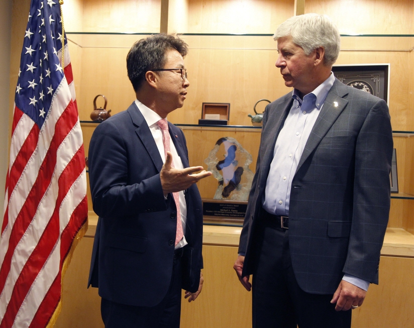 Chang Won-uk (L), who represents LG Electronics Inc.'s vehicle-component business in the United States, speaks with Gov. Rick Snyder of Michigan. (image: LG Electronics)