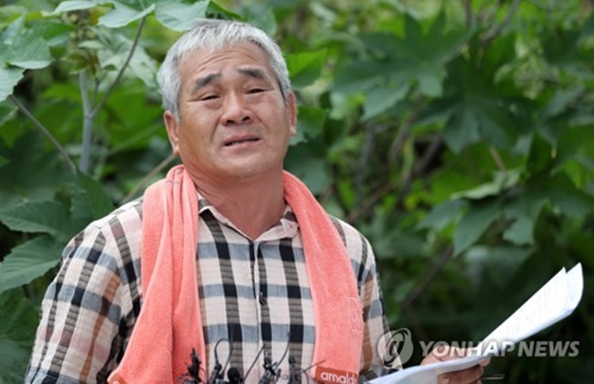 "From today, I'm closing the farm. Though I did my best, I didn’t realize the land was contaminated. My business has been devastated but what else can I do?" said Lee Mong-hui, a farmer in his mid 50s who is facing business closure in the midst of the egg scandal. (Image: Yonhap)