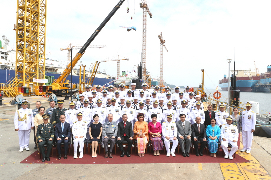 Participants at a delivery ceremony of a submarine pose for a photo at its shipyard on Geoje Island on Aug. 2, 2017. (image: DSME)