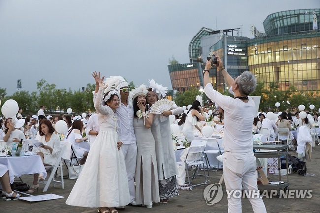 South Korea joined the likes of Paris, New York and Hong Kong in 2016 when a Diner en Blanc was first held in Seoul. (Image: Yonhap)