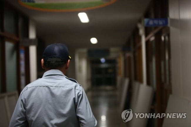 South Korean Apartment Guards Face Staff Cuts as Minimum Wage Hike Looms