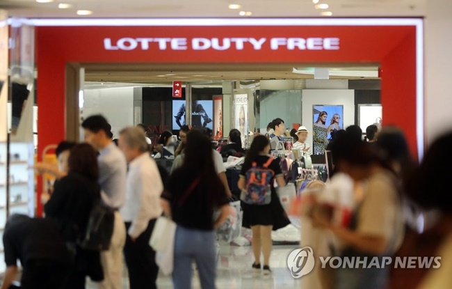 Representatives of duty-free shops at Incheon Airport have called on the airport officials to consider dropping the price of rent temporarily amid China’s economic retaliation over the South Korean deployment of a THAAD anti-missile system, which has had a devastating impact on the local tourism industry. (Image: Yonhap)