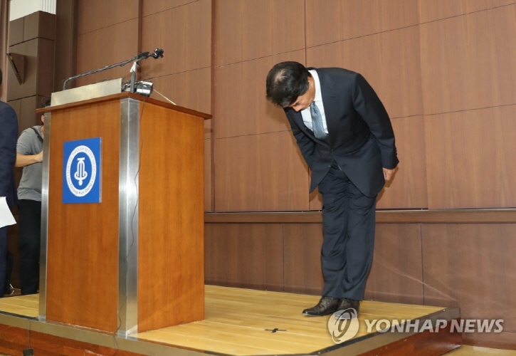 Chong Kun Dang Chairman Rhee Jang-han bows in apology for verbally harassing his private car drivers, at the company headquarters in Seoul on July 28, 2017. (image: Yonhap)